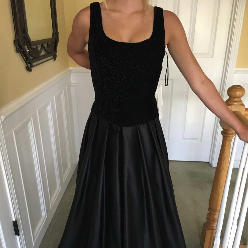 Jessica McClintock dress new with tags. Size 8